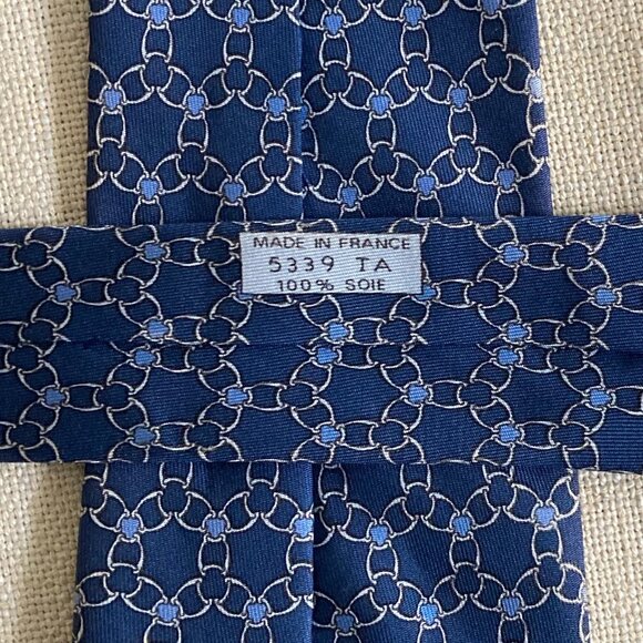 100% REAL HERMES TIE ~ NAVY BLUE w BLUE & WHITE HORSE BRIDLE CHAIN LINKS XXL - Picture 4 of 4